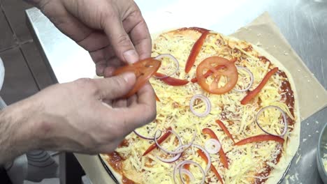 Mann,-Der-Pizzateig-Von-Hand-Knetet