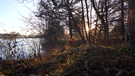 Schwenk-Auf-Einen-Zugefrorenen-See-Im-Winter-Bei-Sonnenuntergang