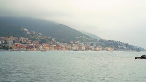 Panorama-Del-Puerto-De-Varazze-En-Un-Día-Nublado,-Ciudad-De-Fondo-Varazze,-Liguria-Italia