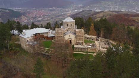 Djurdjevi-Stupovi-Monasterio-De-La-Iglesia-Ortodoxa-Serbia-Dedicada-A-San
