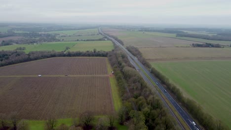 Imágenes-De-Drones-Del-Tráfico-En-Movimiento-Que-Viaja-A-Lo-Largo-De-La-Vía-De-Doble-Carril-A2-Canterbury