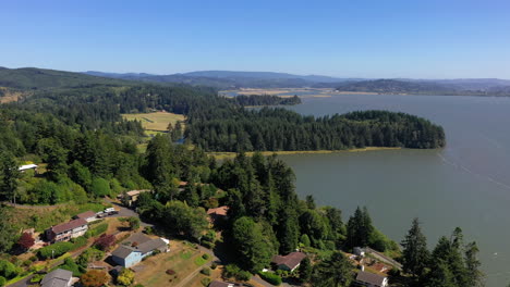 Die-Atemberaubende-Landschaft-Verschiedener-Moderner-Häuser-An-Der-Küstenklippe-Von-Coos-Bay-In-Oregon,-Umgeben-Von-Grünen-Bäumen---Luftaufnahme