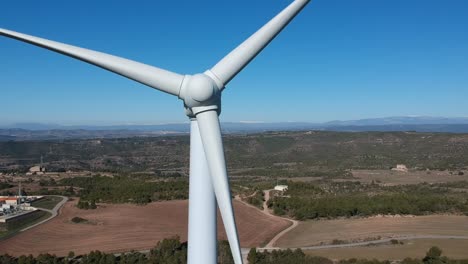 Luftaufnahmen-Von-Windmühlen-Mit-Den-Bergen-Im-Hintergrund-In-Katalonien