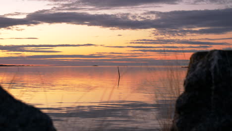 Schöner-Und-Farbenprächtiger-Sonnenuntergang-über-Dem-Baltischen-Archipel-Mit-Ruhiger-Ostsee