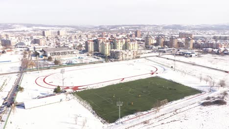 Club-De-Fútbol-En-Los-Preparativos-De-Invierno-En-El-Césped-Artificial,-Drone-4k