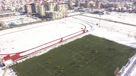 Club-De-Fútbol-En-Los-Preparativos-De-Invierno,-Drone-4k