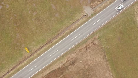 Sobre-La-Carretera-Donde-Conducen-Los-Autos,-Drone-4k