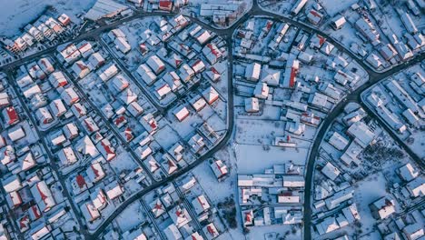 Häuser-Unter-Dem-Schnee-Aus-Der-Drohnenperspektive,-Drohne-4k