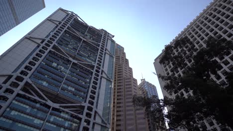 Torre-Hsbc-En-El-Centro-De-Hong-Kong-Central-Y-Otros-Bancos,-Edificios-Altos-De-Gran-Altura-Vistos-Desde-La-Plaza-De-La-Estatua