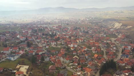 Nebliger-Morgen-über-Der-Stadt-Tutin,-Serbien.-Luftlandschaft