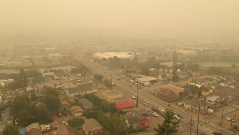 Luftbild-Von-Coos-Bay,-Oregon-Während-Der-Waldbrandsaison