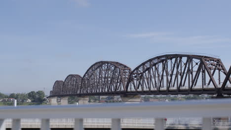 View-of-the-Big-Four-Bridge-and-the-Ohio-River-from-Louisville,-Kentucky-on-a-summer-day