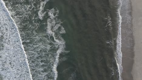 Wunderbarer-Blick-Auf-Die-Meereswellen,-Die-An-Die-Küste-Spritzen---Luftaufnahme