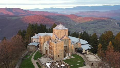 Hermoso-Antiguo-Monasterio-Serbio-En-El-Pico-De-La-Montaña-Al-Atardecer,-Novi-Pazar,-Aéreo