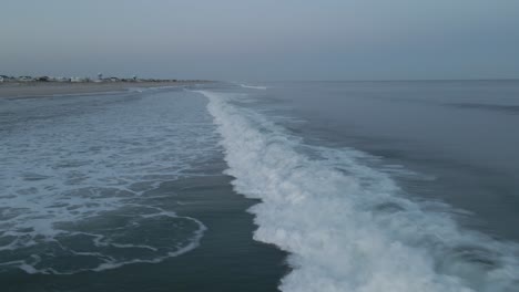 Perfekte-Welle,-Die-Am-Strand-Im-Schiffsboden-An-Land-Rollt,-Long-Beach-Island,-New-Jersey-Bei-Einem-Dramatischen-Sonnenuntergang