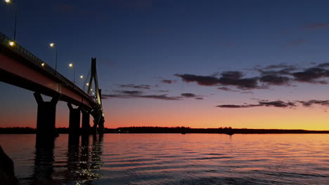 Niedriger-Statischer-Blick-Auf-Die-Brücke-über-Dem-Wasser-Bei-Schönem-Farbenfrohen-Sonnenuntergang