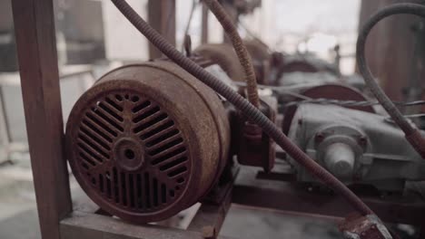 Reihe-Rostiger-Hochdruckreiniger-In-Einer-Alten,-Verlassenen-Autowaschanlage