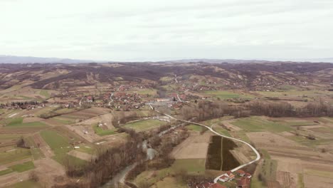 Herbstlandschaft-Des-Dorfes-Und-Ackerland,-Drohne-4k