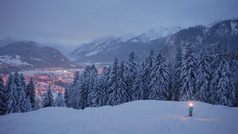 Frühe-Skitour-Im-Dunkeln-Mit-Stirnlampen-Vor-Sonnenaufgang