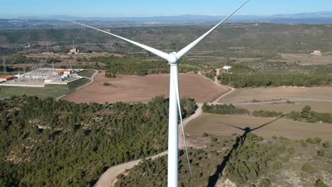 Luftaufnahmen-Von-Windmühlen-Mit-Den-Bergen-Im-Hintergrund-In-Katalonien