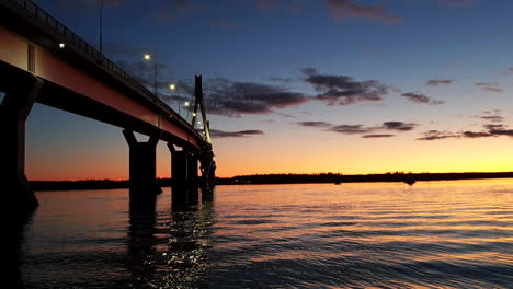 Replot-Brücke-In-Einer-Wunderschönen-Orangefarbenen-Sonnenuntergangsszene-Mit-Blauem-Abendhimmel