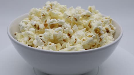 Eine-Schüssel-Popcorn-Isoliert-Auf-Weißem-Hintergrund