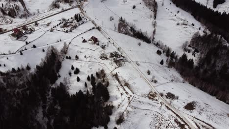Luftaufnahme-über-Kleines-Dorf-Am-Berg-Im-Winter
