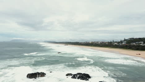Beautiful-Australian-Beach-On-A-Cloudy-Day,-Lighthouse-Beach-In-Port-Macquarie,-Australia---wide-shot