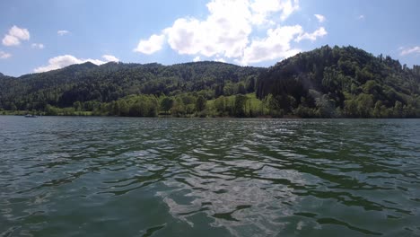Schliersee-In-Bayern-München-Dieser-Schöne-See-Wurde-Mit-Dji-Osmo-Action-In-4k-Sommer-2020-Aufgenommen-Blick-über-Das-Wasser-Auf-Einem-Boot