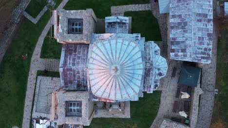 Luftaufnahme-Des-Klosters-Djurdjevi-Stupovi-Der-Serbisch-orthodoxen-Kirche,-Hochwinkelaufnahme