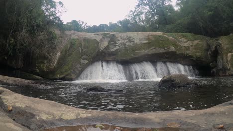 Zeitraffer-Eines-Wasserfalls-In-Brasilien-An-Einem-Nebligen-Tag