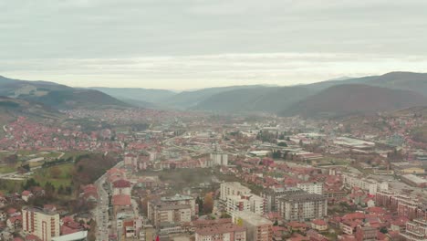 Paisaje-Neblinoso-Sobre-La-Ciudad-De-Novi-Pazar-Y-Tráfico-En-El-Distrito-De-Raska,-Serbia,-Europa