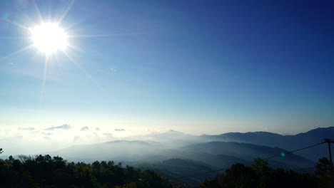 Zeitraffer-Schöne-Bergschicht-Mit-Wolken-Und-Sonnenaufgang-Bei-Chiang-Mai-In-Thailand