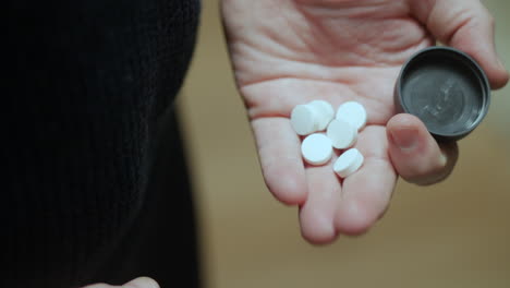 Ein-Mann-Schüttet-Pillen-In-Seine-Hand,-Setzt-Den-Flaschendeckel-Wieder-Auf-Und-Nimmt-Dann-Die-Weißen-Tablettenmedikamente-Ab