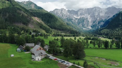 Luftaufnahme-Des-Alpentals-Mit-Rustikalem-Bauernhof-Davor,-Jezersko,-Slowenien,-Europäische-Alpen,-Malerische-Berglandschaft
