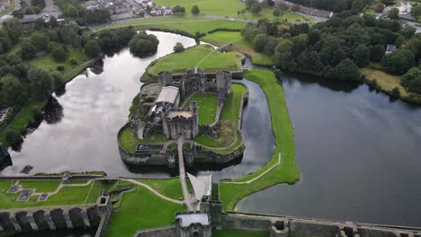 Walisische-Mittelalterliche-Architektur-Caerphilly-Castle-Luftaufnahme
