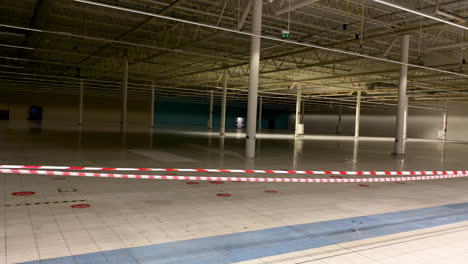 Estacionamiento-Interior-Vacío-Cerrado-Con-Cinta-De-Barricada-Roja-Y-Blanca-Debido-A-La-Pandemia-Del-Coronavirus