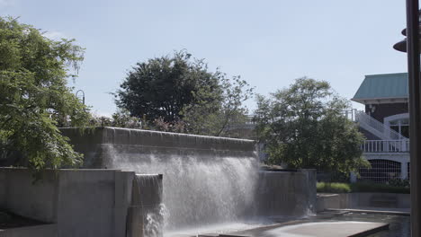 Push-towards-a-city-fountain-in-Louisville,-Kentucky-on-a-beautiful-summer-day