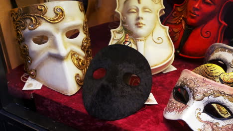 Karneval-Venedig-Masken-Zum-Verkauf-Im-Italienischen-Shop-Isoliert-In-Studiolichtern