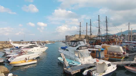 Blick-Vom-Alten-Hafen-Von-Kyrenia,-Der-Mit-Booten-überfüllt-Ist,-Vor-Dem-Hintergrund-Der-Alten-Burg---Weiträumige-Bildaufnahme