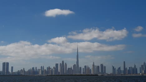 4K-Dubai-Zeitraffer---Urbane-Skyline-Und-Moderne-Wolkenkratzer-In-Dubai-An-Einem-Bewölkten-Wintertag