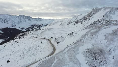 Luftaufnahme-Der-Straße-In-Der-Verschneiten-Winterlandschaft-Des-Loveland-Pass,-Der-Felsigen-Bergkette,-Colorado-Usa,-Drohne-Erschossen