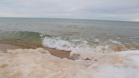 Wellen-Brechen-An-Einem-Windigen-Tag-In-Manistee-Entlang-Der-Eisigen-Ufer-Des-Michigansees