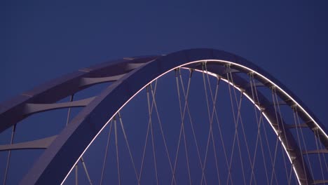 Dos-Arcos-Atados-Axiales-Se-Colocan-En-Paralelo-A-Lo-Largo-De-La-Cubierta-Uniones-Arquitectónicas-De-Primer-Plano-Y-Costuras-Que-Sostienen-Metales-Coreanos-Con-La-Cubierta-Situada-Entre-Los-Arcos-Y-Luces-Fluorescentes-LED-Enmarcadas