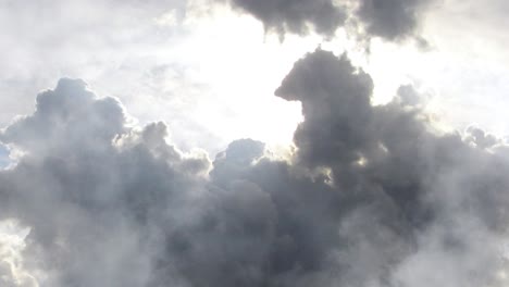 Dicke-Cumulonimbus-Wolken-In-Einem-Klaren-Blauen-Himmel
