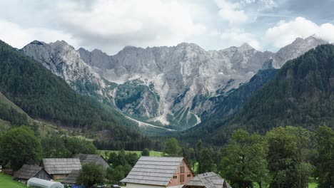 Vista-Aérea-Del-Valle-Alpino-Con-Granja-Rústica-En-Frente,-Jezersko,-Eslovenia,-Alpes-Europeos,-Paisaje-Montañoso-Escénico
