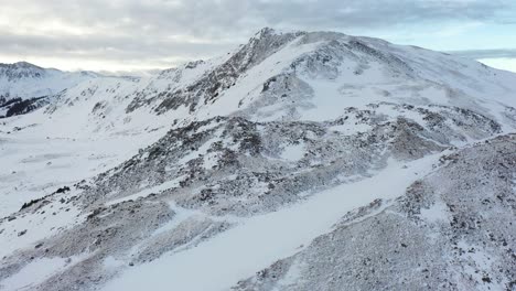 Luftaufnahme-Von-Schneebedeckten-Hügeln-An-Kalten-Wintertagen-Und-Hochgelegene-Landschaft-Auf-Rocky-Mountains-Range-Usa
