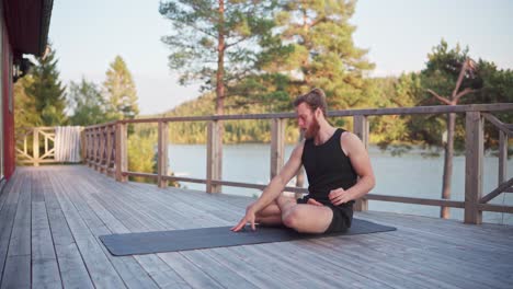 Mann,-Der-Morgens-Yoga-training-Auf-Der-Veranda-Der-Kabine-Macht