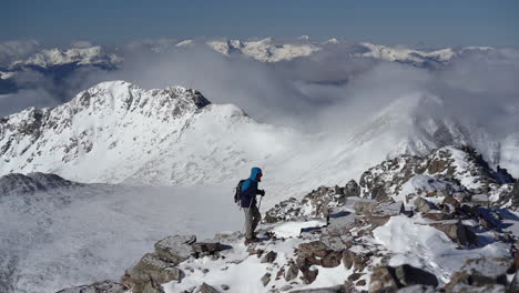 Wintertrekking-Und-Herrliche-Aussicht-Auf-Die-Schneebedeckte-Bergkette