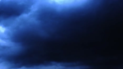 Ein-Gewitter,-Das-An-Einem-Himmel-Voller-Dunkelblauer-Cumulonimbus-Wolken-Auftrat